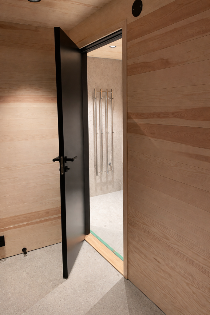 En nybyggd dörr i ett nybyggt hus.