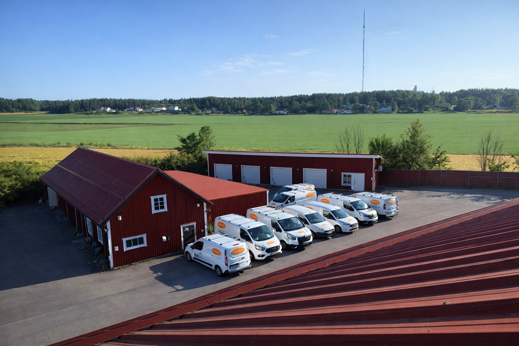 Massa entreprenad bilar uppradade på huvudkontor.