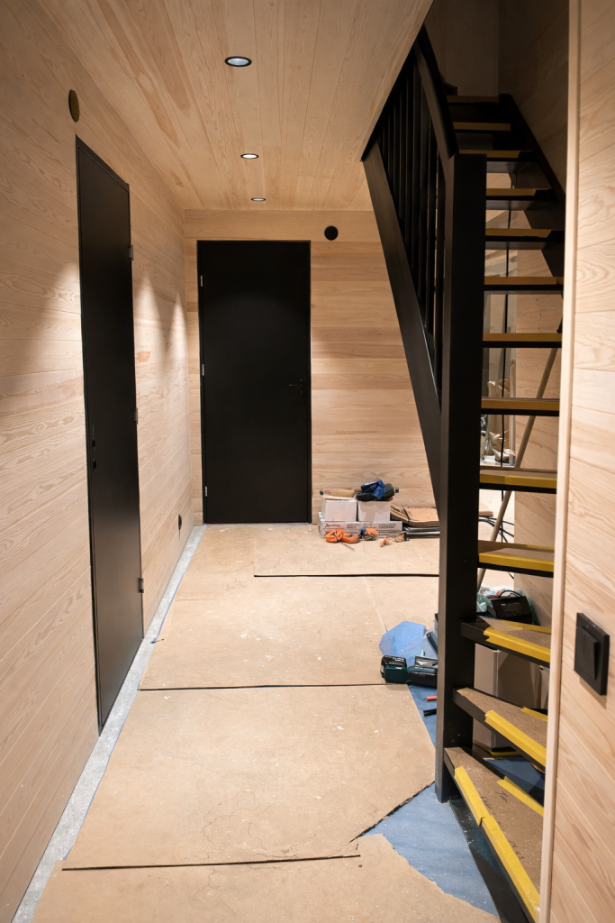 Bild på insidan av ett kapprum.